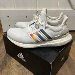 Women’s UltraBoost DNA Sneakers size 6